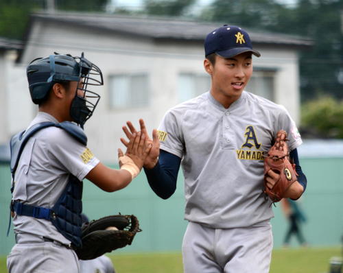勝利の瞬間、ハイタッチを交わす青森山田・山村（右）と新井山捕手