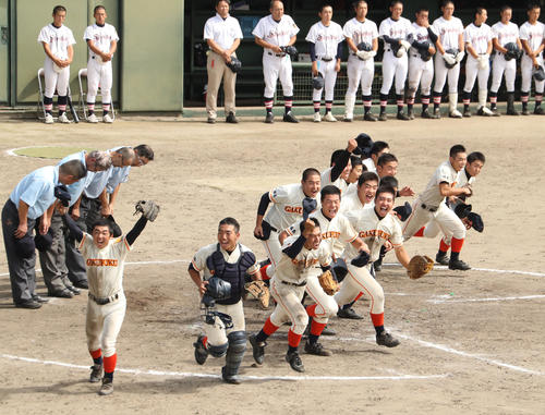 東北大会出場を決め応援席に走り出す学法福島の選手たち（撮影・野上伸悟）