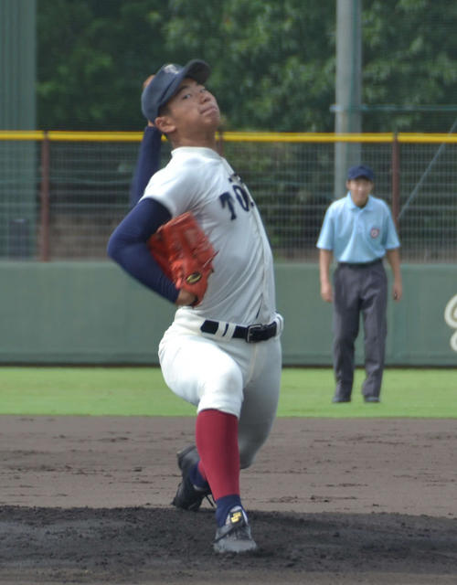 先発した大阪桐蔭の1年生サウスポー松浦（撮影・望月千草）