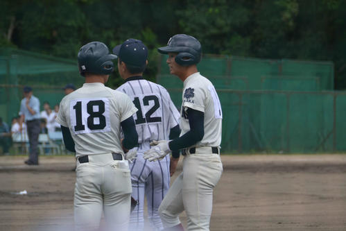 打撃でも2安打した大阪桐蔭・藤江（右）（撮影・望月千草）
