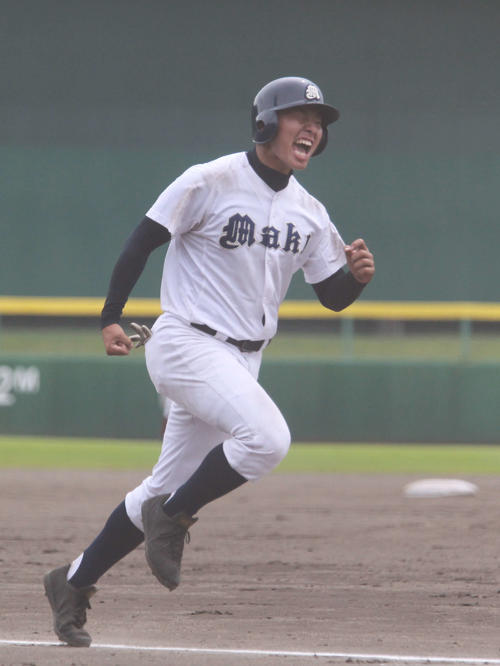 村上桜ケ丘対巻　4－1の7回2死三塁、大岩の左前打で、三塁から叫びながら生還する中川一塁手