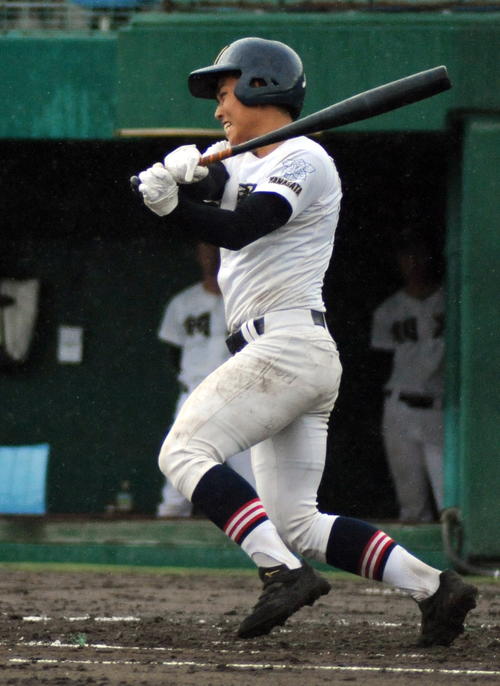 米沢興譲館対羽黒　1回裏羽黒1死二、三塁、中前先制打を放つ4番本田