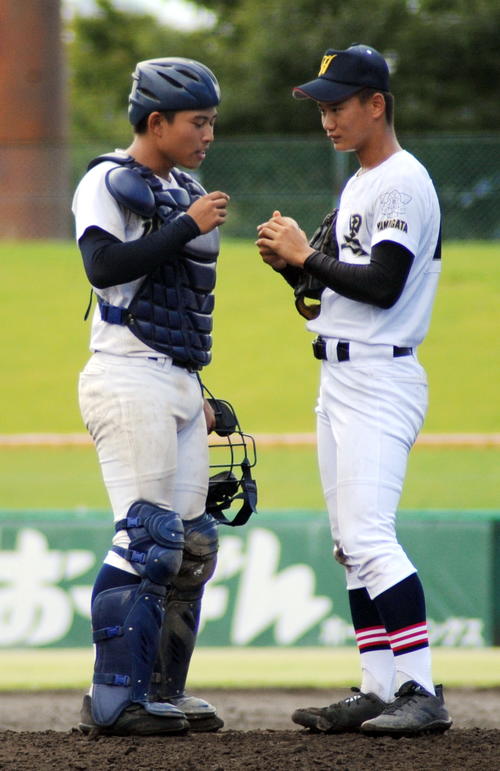 米沢興譲館対羽黒　6回表の守備でマウンドで話し合う仁平（右）と本田の羽黒バッテリー