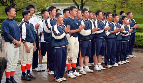 福島成蹊対学法福島　試合後、応援に駆けつけた父母らに歌を歌って感謝する学法福島の選手たち