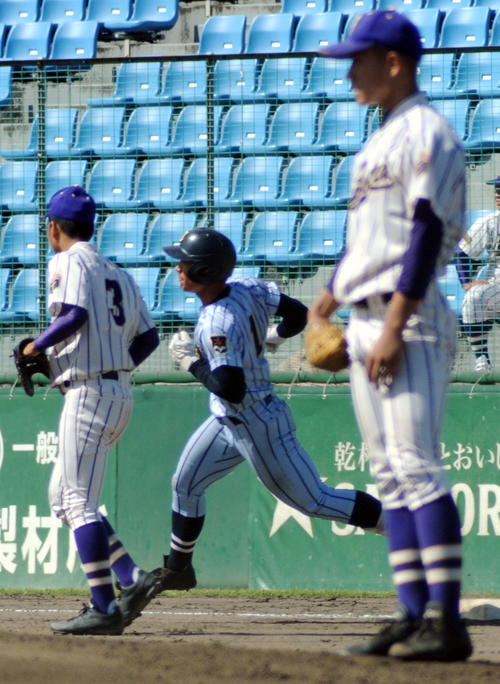 山形学院対東海大山形　6回裏東海大山形無死、4番畑中が左中間にソロ本塁打