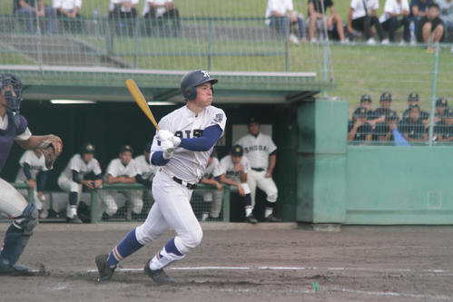 履正社対大商大高　右前打を放つ履正社・小深田（撮影・柏原誠）