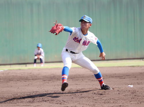 聖望学園を6回無失点に抑えた花咲徳栄・高森（撮影・金子真仁）