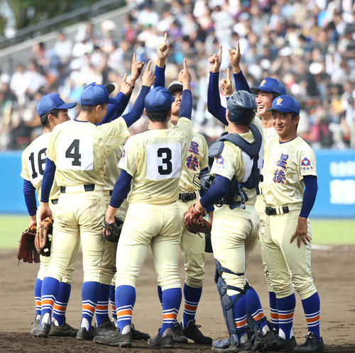智弁和歌山対星稜　4回表智弁和歌山2死一塁、星稜・奥川（右から2人目）交代時にマウンドに集まる星稜ナイン（撮影・河田真司）