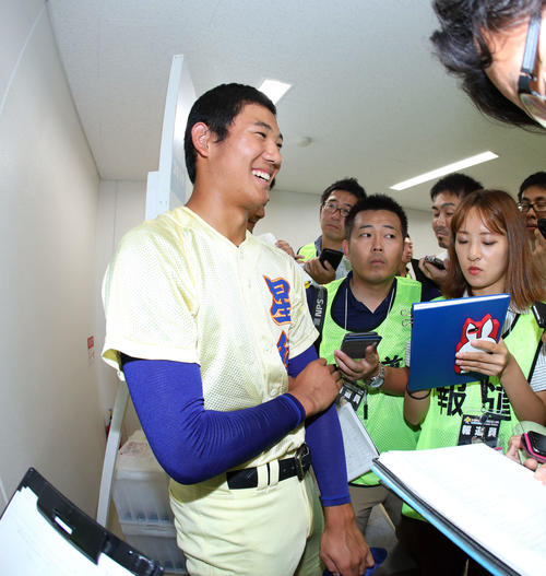 試合後、記者の質問に笑顔で答える星稜・奥川（撮影・河田真司）