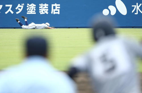 仙台育英対宇部鴻城　3回表仙台育英2死、千葉の中飛をダイビングキャッチする宇部鴻城・岡田（左上）（撮影・河田真司）