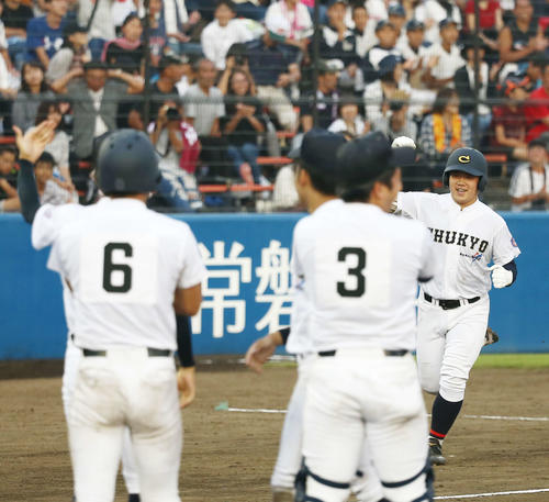 八戸学院光星対中京大学中京　10回裏中京大学中京一、二塁、タイブレークで左中間にサヨナラ打を放ちガッツポーズでナインの元へ走る小田（右）（撮影・河田真司）
