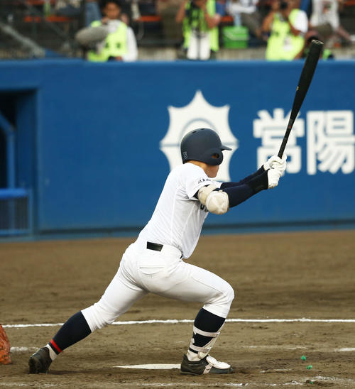 八戸学院光星対中京大学中京　10回裏中京大学中京一、二塁、タイブレークで左中間にサヨナラ打を放つ小田（撮影・河田真司）