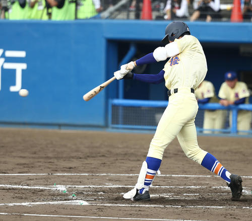 智弁和歌山対星稜　２回裏星稜1死一塁、中前に安打を放つ奥川（撮影・河田真司）