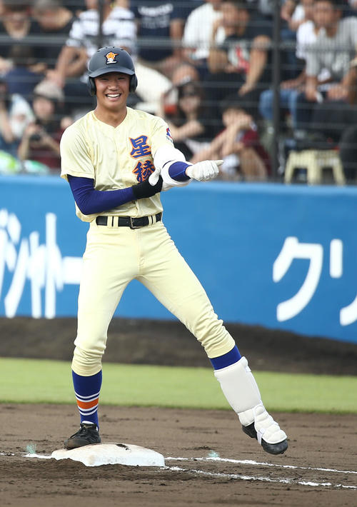 智弁和歌山対星稜　２回裏星稜1死一塁、中前に安打を放ち塁上で笑顔を見せる奥川（撮影・河田真司）