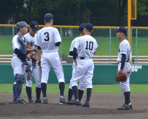 3回に大量失点し、マウンドに集まる龍谷大平安ナイン（撮影・望月千草）