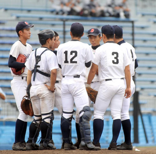 マウンドへ集まる聖隷クリストファーの選手たち（撮影・河合萌彦）