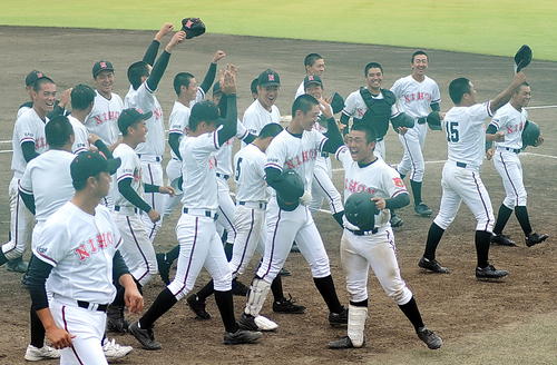 サヨナラ勝利に沸く日大山形ナイン（撮影・佐々木雄高）