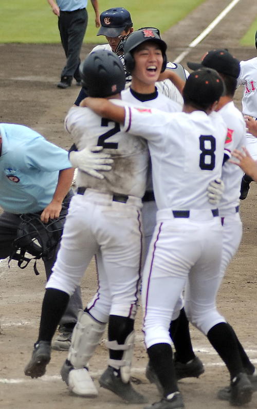 9回裏日大山形1死、佐藤拓（中央）が右越えサヨナラ本塁打を放ち、笑顔で仲間に迎えられる（撮影・佐々木雄高）