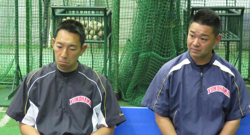 15年5月、渡辺監督の退任が明らかになり、会見する平田部長（当時＝右）と金子副部長（同）