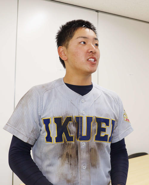 記者の質問に答える仙台育英・千葉（撮影・河田真司）