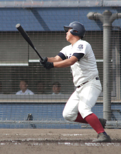 大阪桐蔭対上宮　3回裏大阪桐蔭、右越え二塁打を放つ西野（撮影・柏原誠）