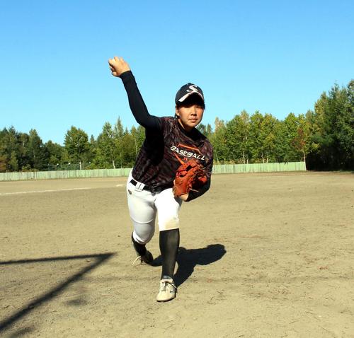 11月の女子野球アジアカップに向け投球練習に励む札幌新陽の亀田投手（撮影・永野高輔）