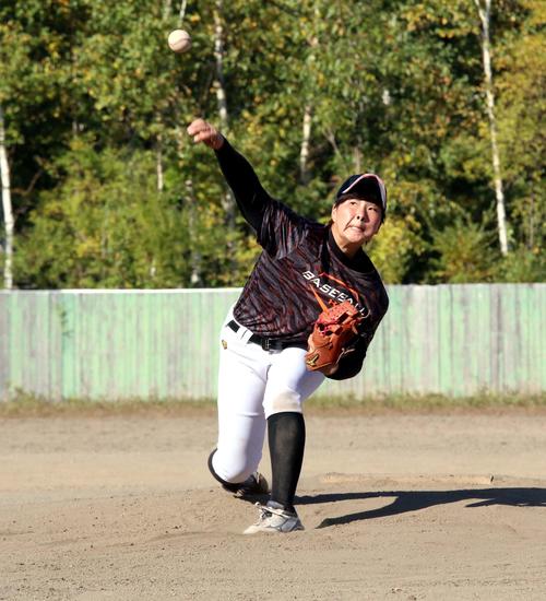 11月の女子野球アジアカップに向け投球練習に励む札幌新陽の亀田投手（撮影・永野高輔）
