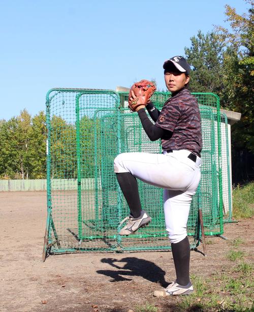 11月の女子野球アジアカップに向け、下半身の使い方を調整している札幌新陽の亀田投手（撮影・永野高輔）