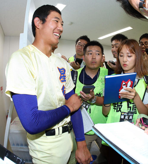 試合後、記者の質問に笑顔で答える星稜・奥川（撮影・河田真司）