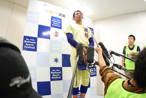 試合後のインタビューに答える星稜・奥川（撮影・河田真司）