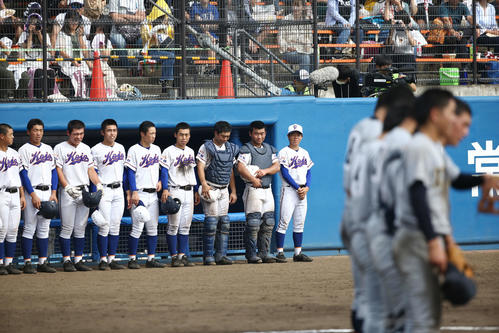 仙台育英に敗れ肩を落とす宇部鴻城ナイン（左）（撮影・河田真司）