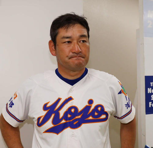 記者の質問に答える宇部鴻城・尾崎監督（撮影・河田真司）