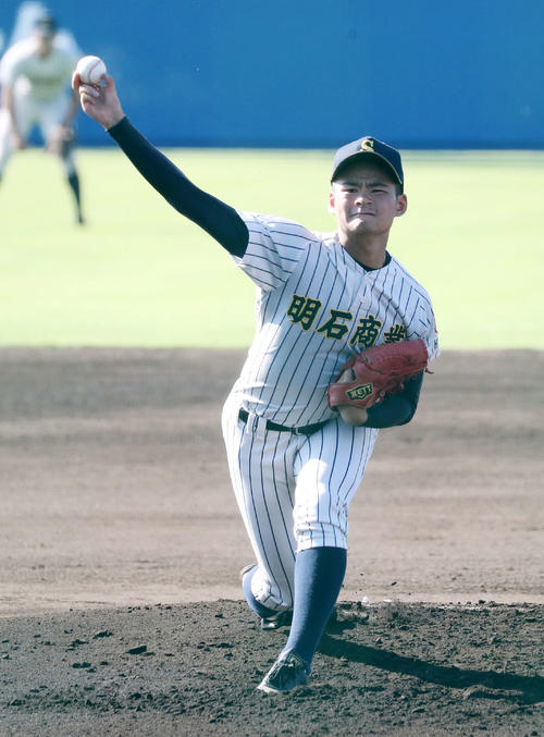 明石商対関東第一　先発し力投する明石商・中森（撮影・鈴木正人）