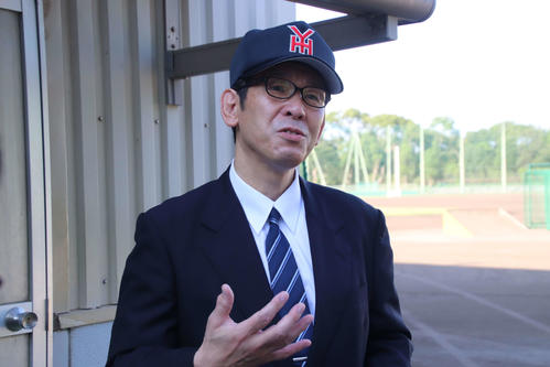10月1日付で野球部部長に就任することを発表した横浜高校葛校長（撮影・保坂淑子）