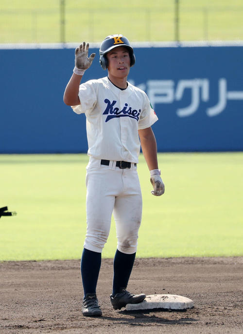 海星対履正社 1回表海星無死一塁、坂本は右中間適時二塁打を放ちベンチに手を挙げる(撮影・鈴木正人)
