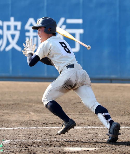 海星対履正社　5回表海星2死一、三塁、松尾悠は左前適時打を放つ（撮影・鈴木正人）