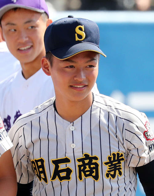 明石商対関東第一　試合後、引き揚げる明石商・水上（撮影・鈴木正人）