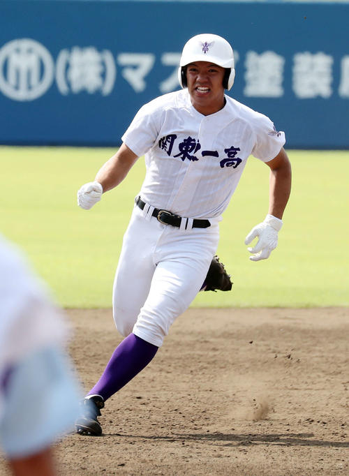 仙台育英対関東第一　5回裏関東第一無死満塁、谷口は右中間適時二塁打を放ち三塁を狙う（撮影・鈴木正人）