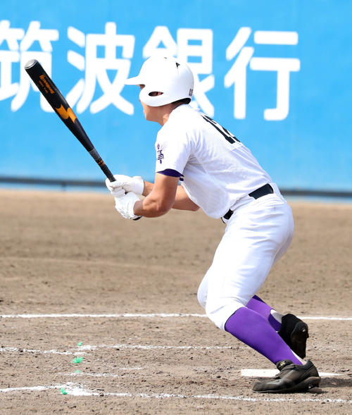 仙台育英対関東第一　5回裏関東第一無死満塁、谷口は右中間適時二塁打を放つ（撮影・鈴木正人）