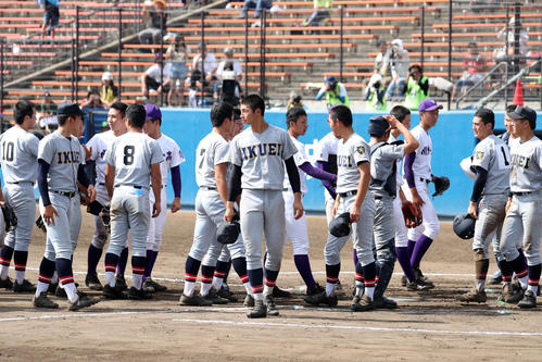 仙台育英対関東第一　試合後、健闘をたたえる両軍の選手たち（撮影・鈴木正人）