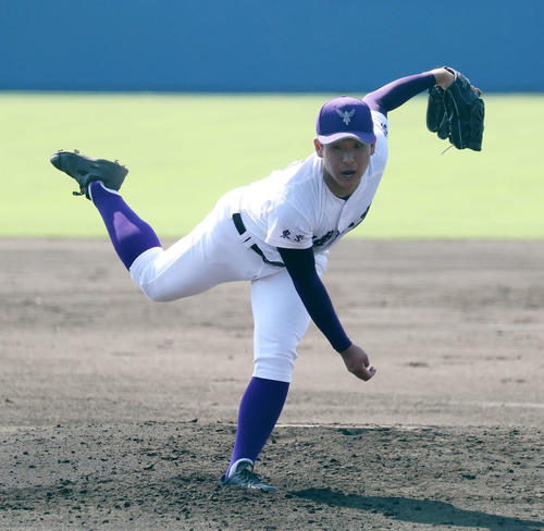 海星対関東第一　先発し力投する関東第一・谷（撮影・鈴木正人）