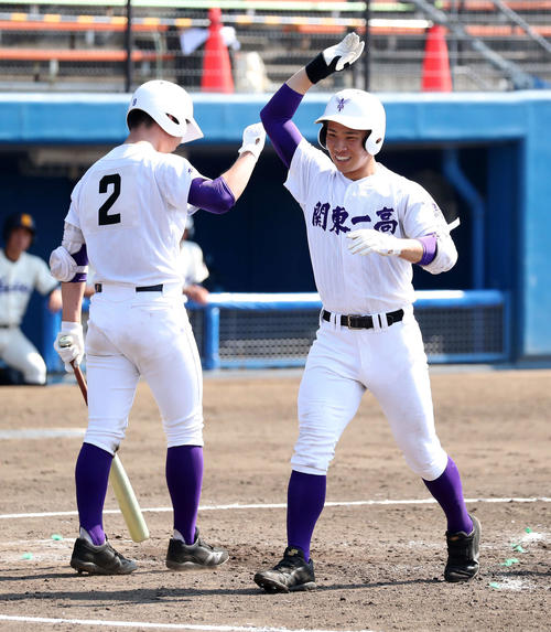 海星対関東第一　3回裏関東第一1死、平泉（右）は左越え本塁打を放ち野口とタッチ（撮影・鈴木正人）