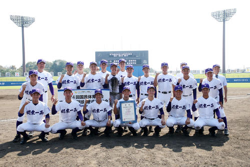 海星対関東第一　優勝し写真に納まる関東第一の選手たち（撮影・鈴木正人）