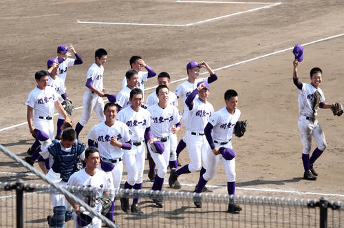海星対関東第一　優勝し応援席にあいさつしに行く関東第一の選手たち（撮影・鈴木正人）