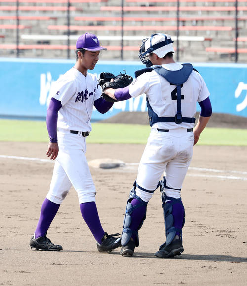海星対関東第一　優勝し野口（右）とタッチする関東第一・土屋（撮影・鈴木正人）