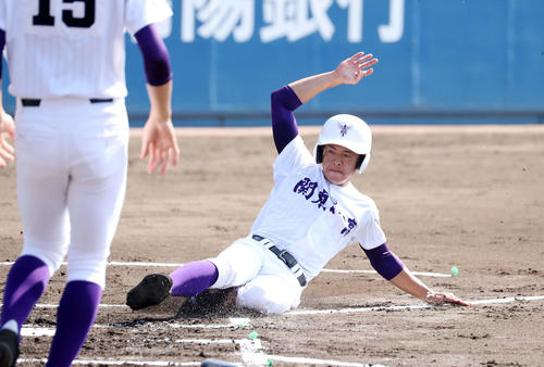 海星対関東第一　1回裏関東第一無死二塁、藤松の中前安打で大久保が生還（撮影・鈴木正人）