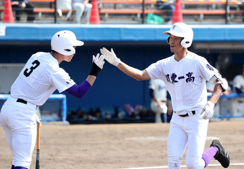 海星対関東第一　3回裏関東第一1死、渋谷（右）は左越え本塁打を放ち平泉とタッチ（撮影・鈴木正人）