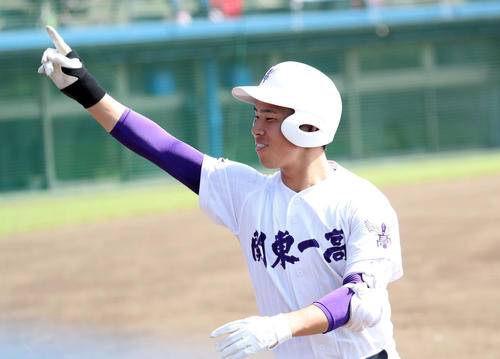 海星対関東第一　3回裏関東第一1死、平泉は左越え本塁打を放ちベンチ前で喜ぶ（撮影・鈴木正人）