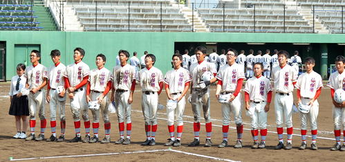 中京学院大中京対仙台商　決勝で敗れてスタンドにあいさつする仙台商の選手たち（撮影・鎌田直秀）