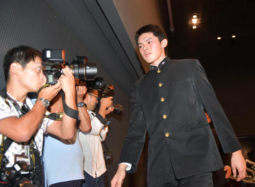 会見を終え引き揚げる大船渡・佐々木（撮影・横山健太）